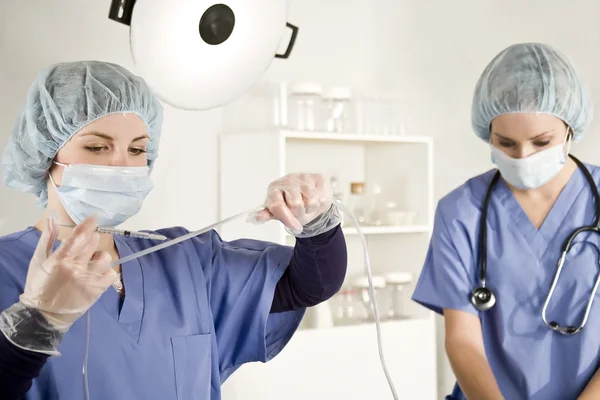 Sjuksköterska injicera med spruta i iv tube — Stockfoto