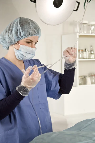 Впорскування медсестри шприцом у IV трубку — стокове фото