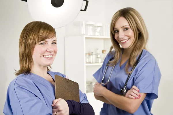 Hemşire ve doktor bir beyaz hastane odasında — Stok fotoğraf