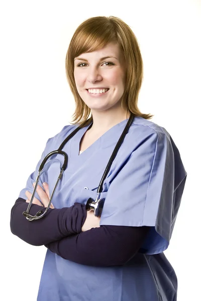 Медсестра со скрещенными руками улыбается — стоковое фото