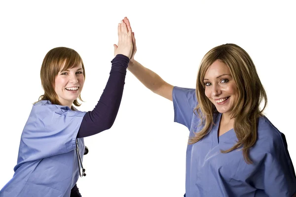 Медсестры дают друг другу пять. — стоковое фото