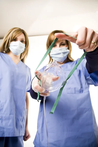 Infirmière et un médecin tenant un masque d'anesthésie — Photo