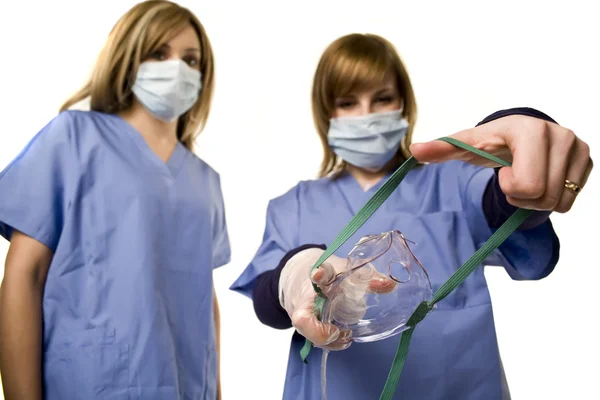 Infirmière et un médecin tenant un masque d'anesthésie — Photo