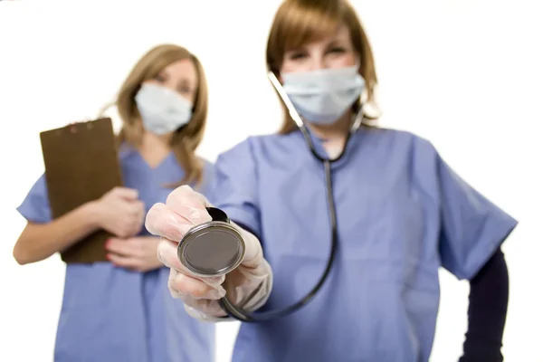 Enfermeira e médico segurando estetoscópio — Fotografia de Stock
