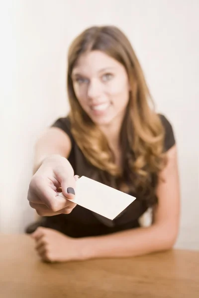 Vrouw geven visitekaartje — Stockfoto