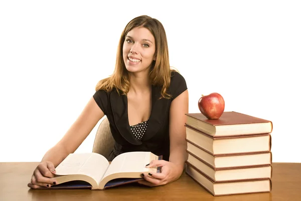 Frau studiert ein großes Lehrbuch — Stockfoto