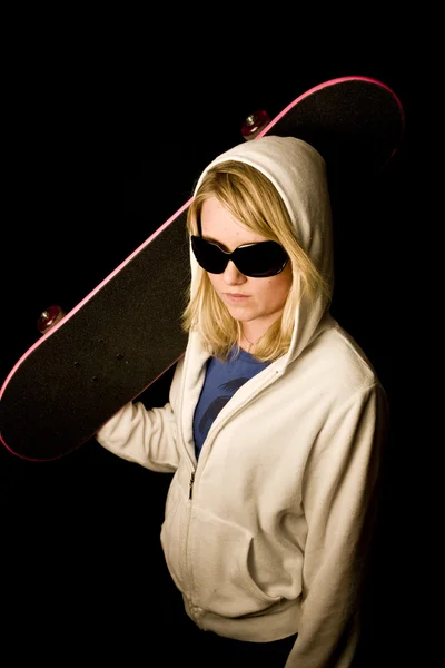 Jonge tiener meisje met skateboard — Stockfoto