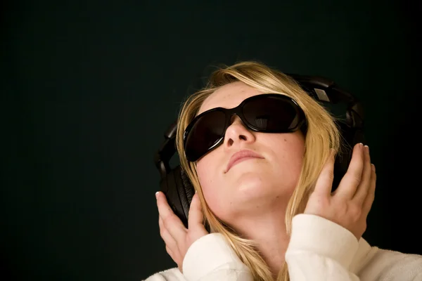 Young teen girl listening to music — Stock Photo, Image