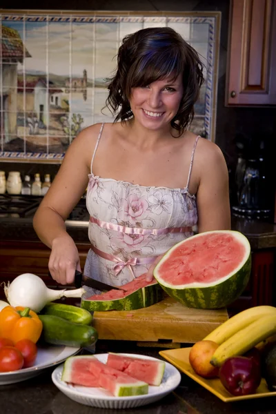 Woman cutting watermellon — Stock Photo, Image
