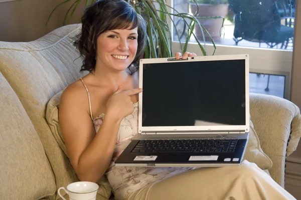 Жінка вказує на екран ноутбука — стокове фото
