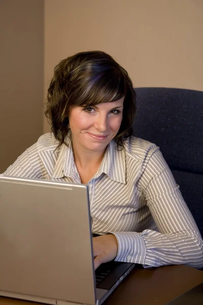 Професійна жінка працює на ноутбуці — стокове фото