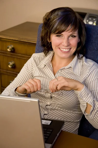 Ділова жінка сидить перед своїм ноутбуком — стокове фото