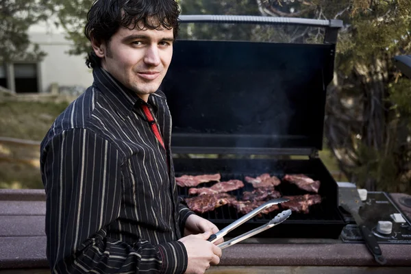 Mann grillt Fleisch auf dem Grill — Stockfoto