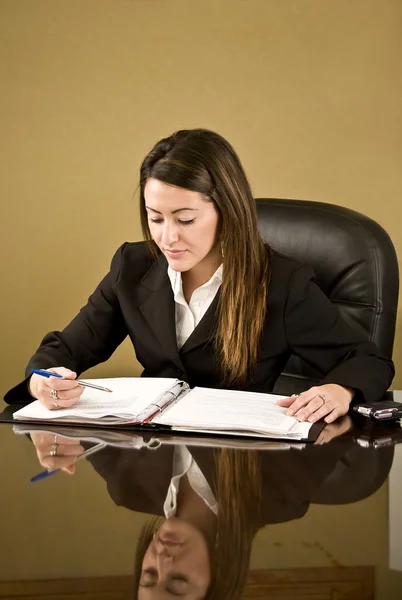 Business woman working at her desk — Stock Photo, Image