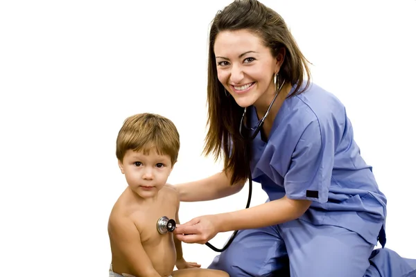 Молодая медсестра с маленьким ребенком — стоковое фото