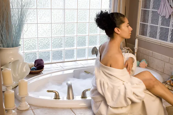 Kvinna som är redo att ta ett bad — Stockfoto