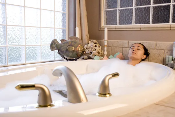 Mujer tomando baño de burbujas —  Fotos de Stock