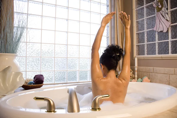 Kobieta biorąca kąpiel z bąbelkami — Zdjęcie stockowe