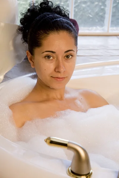 Mulher tomando banho de espuma — Fotografia de Stock