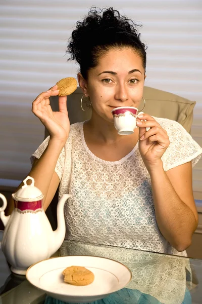 Çay içme ve kurabiye yemek kadın