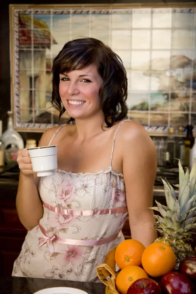 Женщина пьет кофе Стоковое Изображение