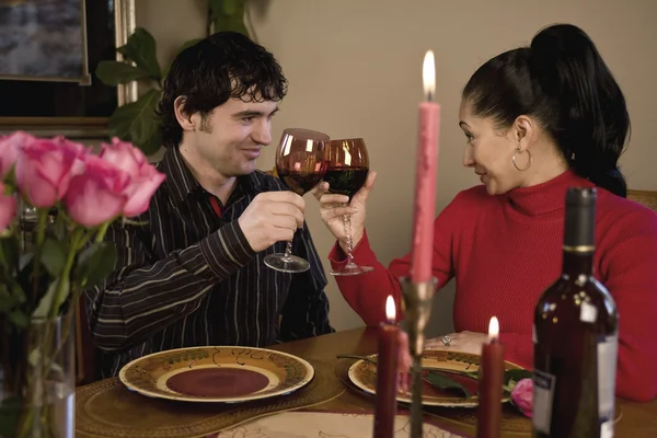 Casal ter um jantar romântico Fotografias De Stock Royalty-Free