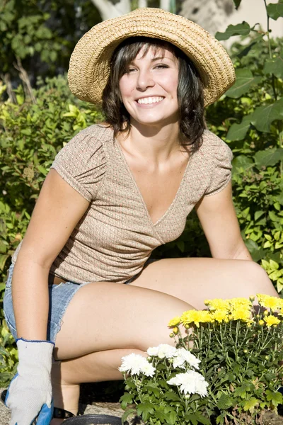 Woman in the yard gardening — Stock Photo, Image