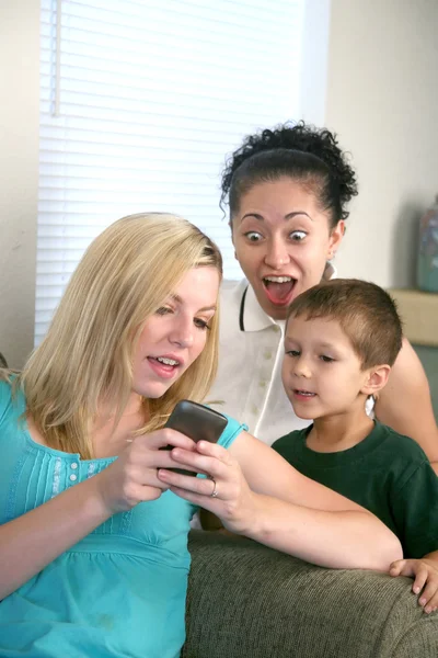 Rodina při pohledu na mobilní telefon — Stock fotografie