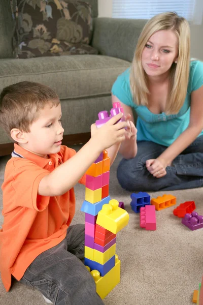 A mother and son playing with blocks — Stock Photo, Image