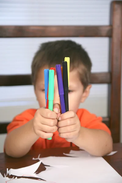 Preschooler holding markers — Stock Photo, Image