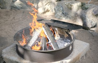 kamp ateşi yakma metal bir çukura