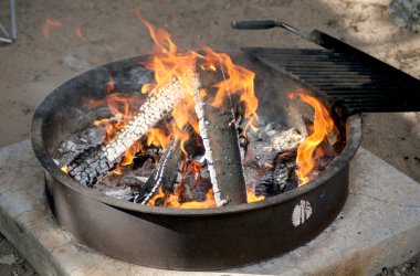 kamp ateşi yakma metal bir çukura