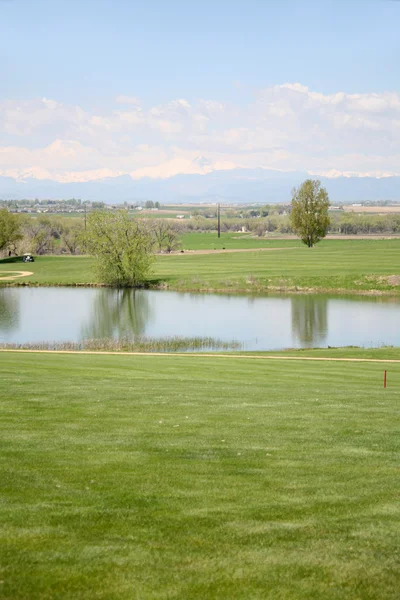 Pole golfowe z widokiem na góry — Zdjęcie stockowe