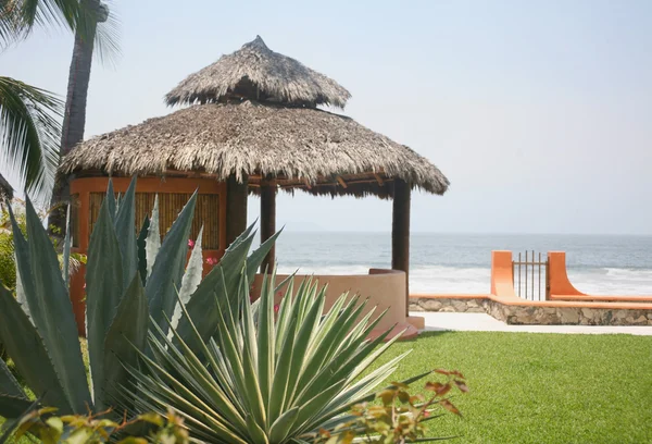 Cabaña mexicana junto a la playa y el agua — Foto de Stock