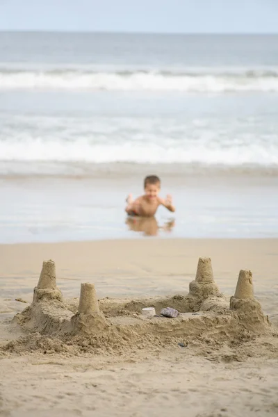 少年はビーチと波で遊んで — ストック写真