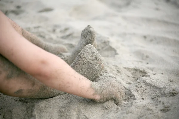 Jovem menino brincando na praia — Fotografia de Stock