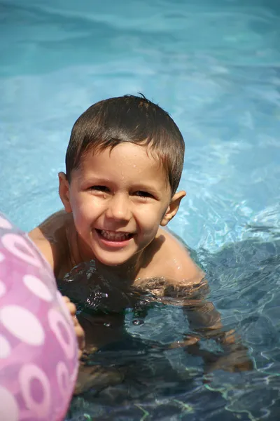 プールで遊んでいる若い少年 — ストック写真