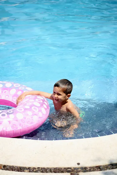 Kleiner Junge spielt in einem Pool — Stockfoto