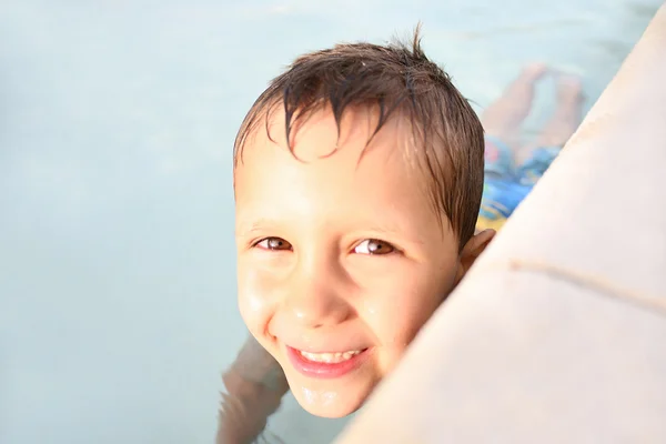 Młody chłopak gra w basenie — Zdjęcie stockowe