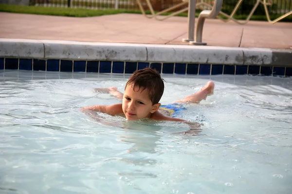 Kleiner Junge spielt in einem Schwimmbad — Stockfoto