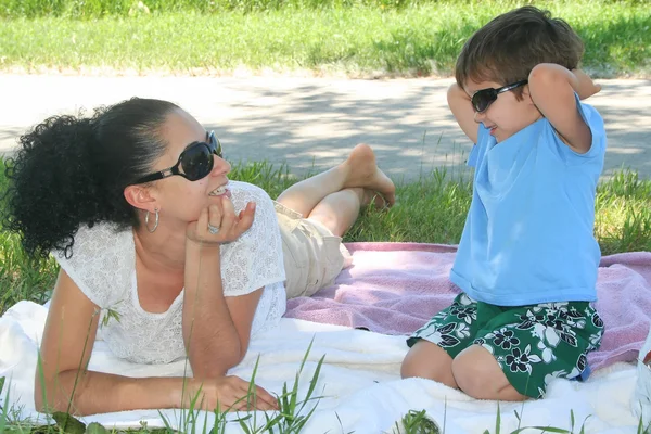 Genç çocuk ve annesi park zevk — Stok fotoğraf