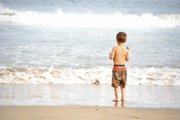 Jovem brincando na praia e ondas — Fotografia de Stock
