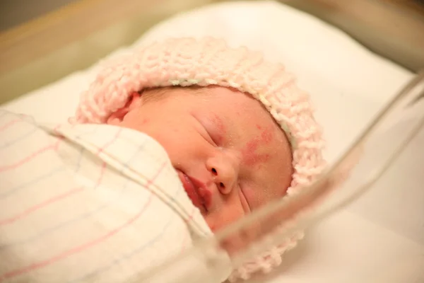 Newborn baby in hospital asleep in blanket — Stock Photo, Image