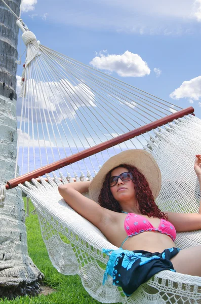 Woman laying and relaxing in a Hammock — Stock Photo, Image