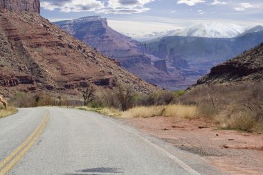 Utah kaya Anıtı ve moab yakın dağlar