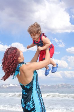 genç bir aile, birlikte sahilde çalış