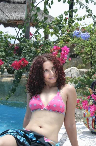 Gyönyörű fiatal nő pihentető a medence mellett — Stock Fotó