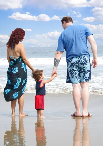 Uma jovem família brinca na praia — Fotografia de Stock