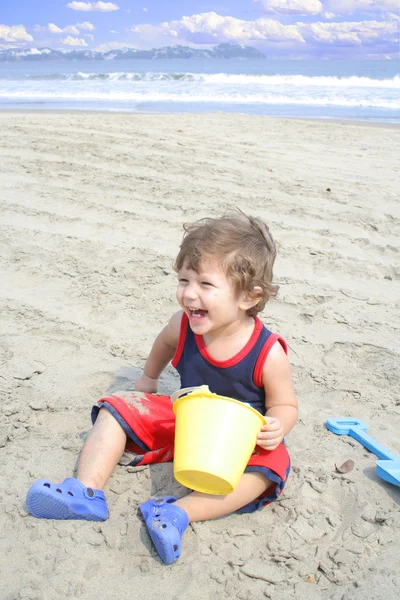 小男孩在海滩上的沙子玩 — 图库照片