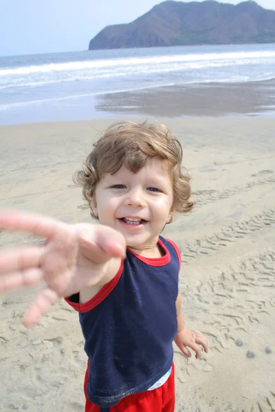 Menino brincando na areia na praia — Fotografia de Stock
